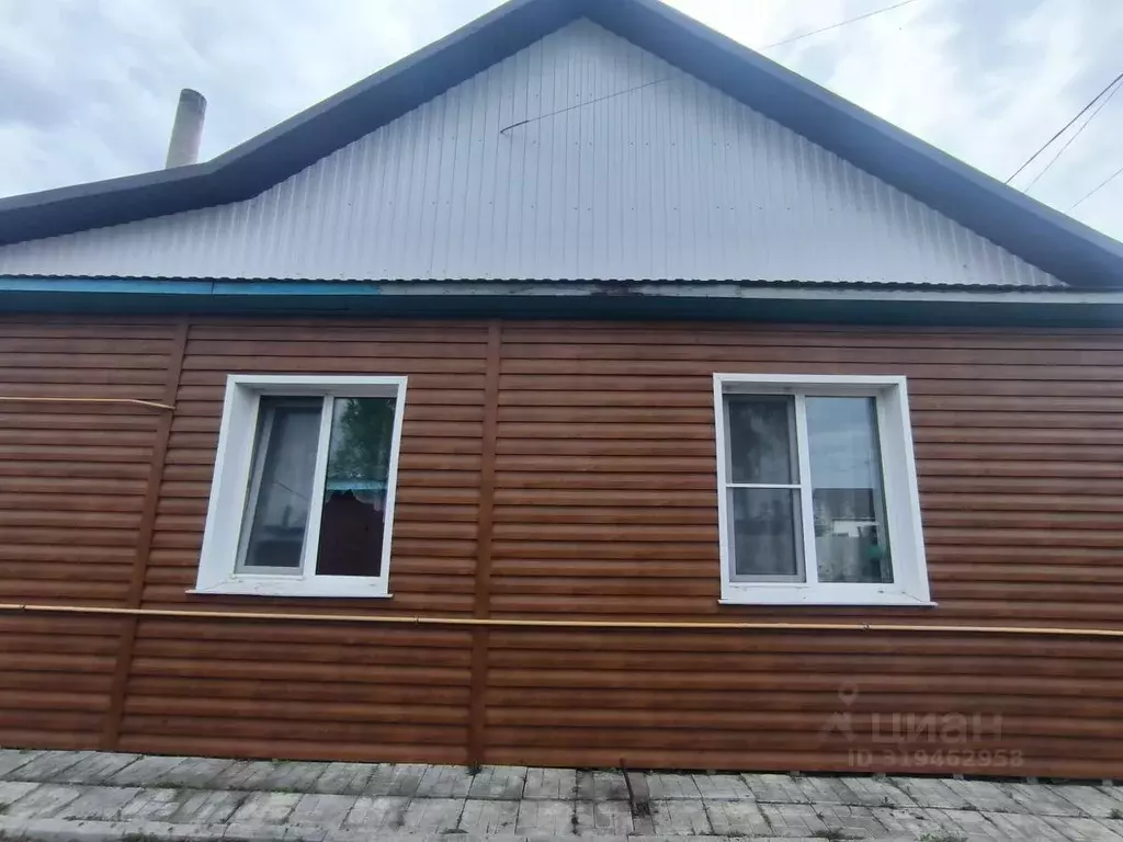 3-к кв. Омская область, Таврическое рп ул. Ленина, 155А (67.4 м) - Фото 0