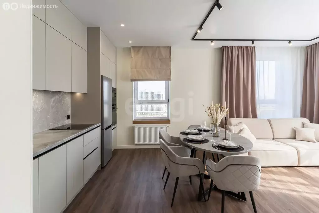 2-комнатная квартира: Тюмень, улица Братьев Бондаревых, 5 (64.2 м) - Фото 1