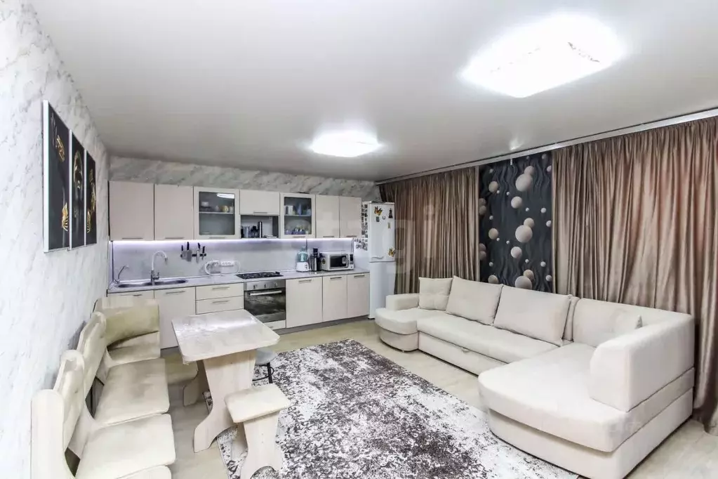 2-к кв. Тюменская область, Тюмень ул. Газовиков, 25к3 (72.3 м) - Фото 0