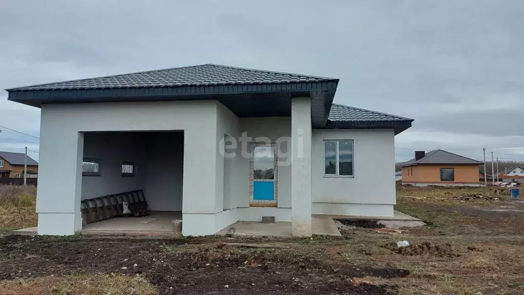 Дом в Башкортостан, Стерлитамакский район, Казадаевский сельсовет, с. ... - Фото 1