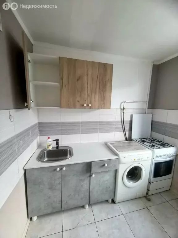 3-комнатная квартира: Абинск, улица Красных Таманцев (63 м) - Фото 1