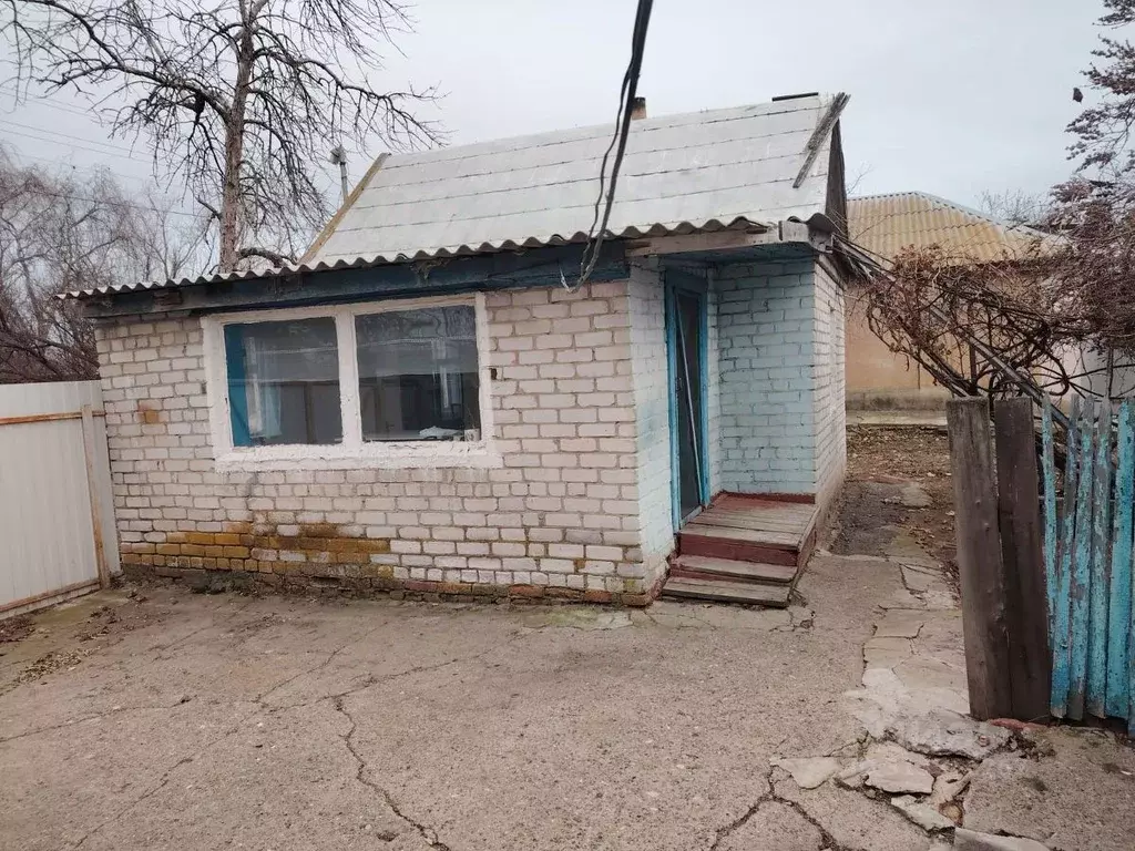 Дом в Волгоградская область, Светлоярский район, с. Большие Чапурники ... - Фото 1