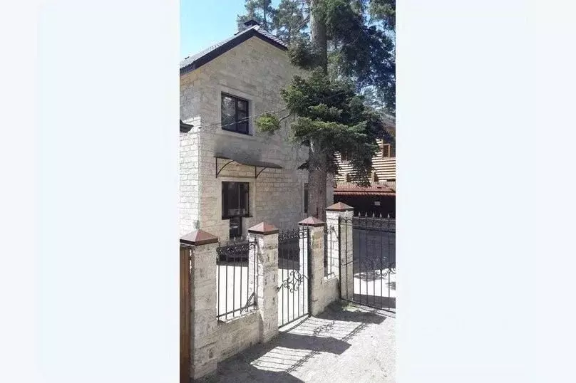 Дом в Карачаево-Черкесия, Зеленчукский район, с. Архыз ул. Алиева, ... - Фото 1
