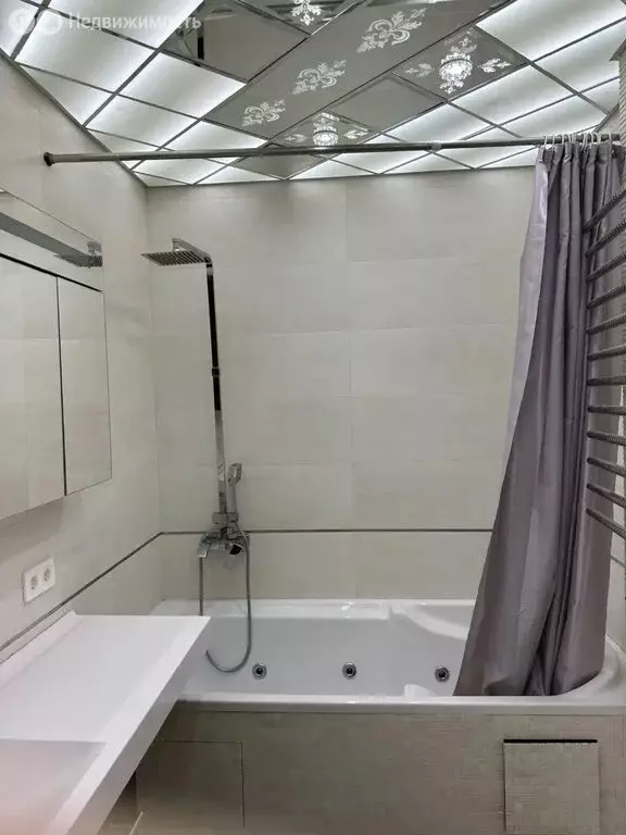 3-комнатная квартира: посёлок городского типа Октябрьский, улица ... - Фото 1