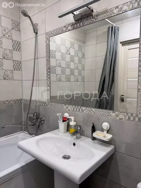 3-комнатная квартира: Барнаул, улица Монтажников, 2 (60.1 м) - Фото 1