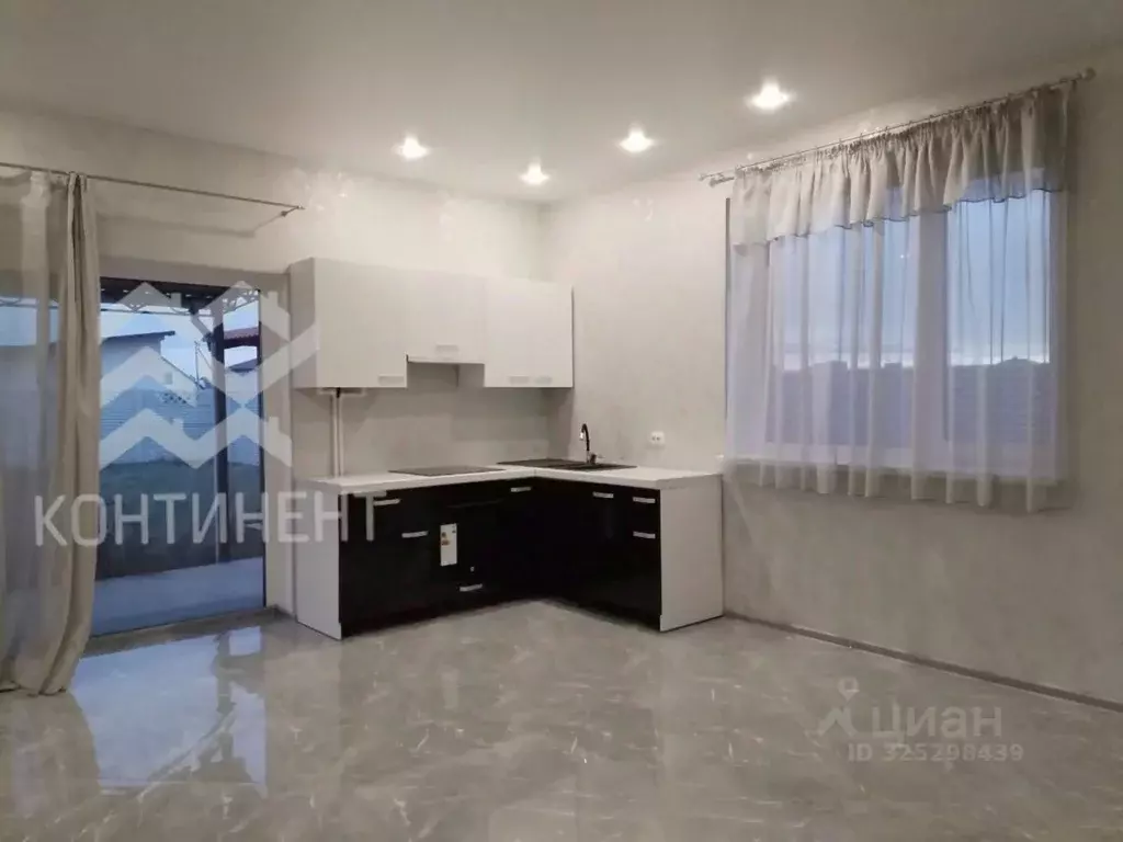 Дом в Крым, Сакский район, с. Уютное ул. Надежды (100 м) - Фото 1