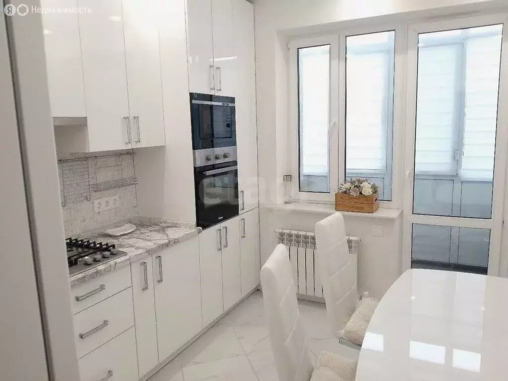 3-комнатная квартира: село Нежинка, Александровская улица, 19 (93 м) - Фото 0