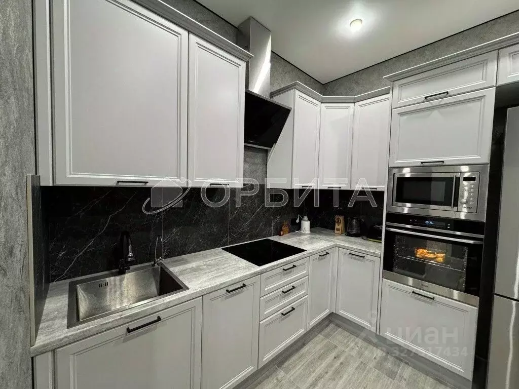 2-к кв. Тюменская область, Тюмень ул. Сергея Свиридова, 7 (60.2 м) - Фото 1