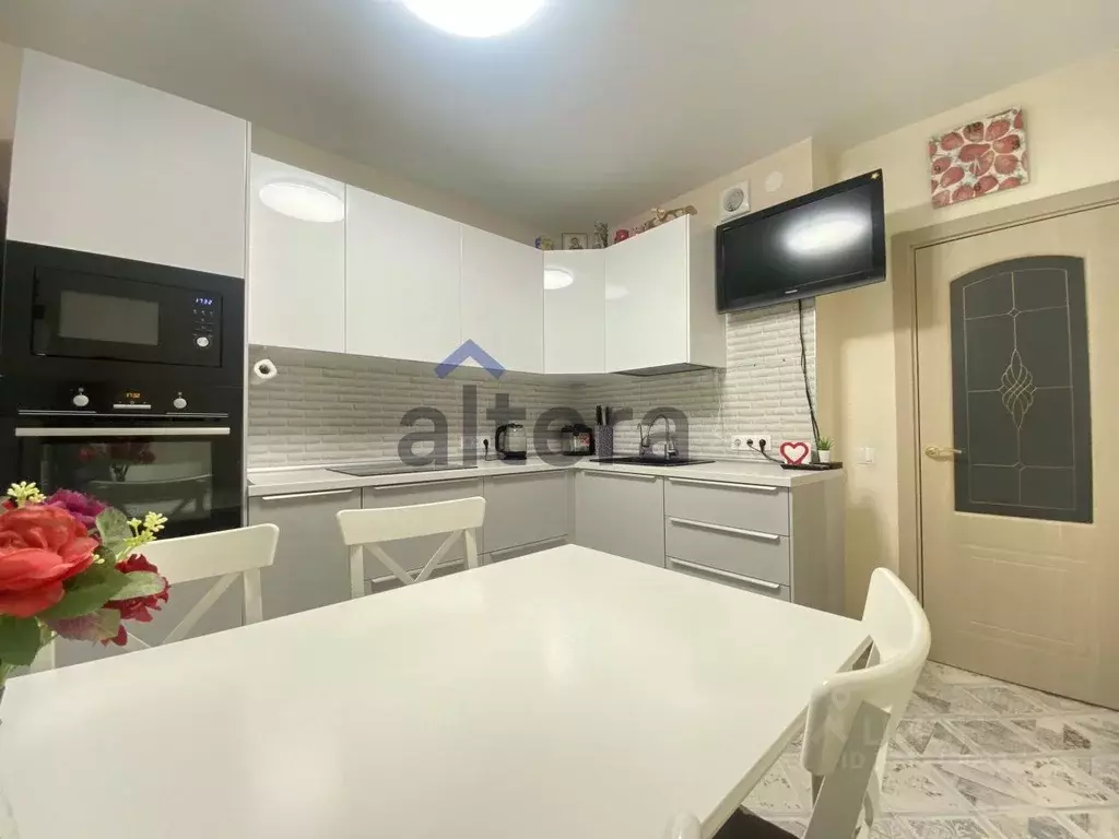 2-к кв. Татарстан, Казань ул. Рауиса Гареева, 102к2 (56.7 м) - Фото 0