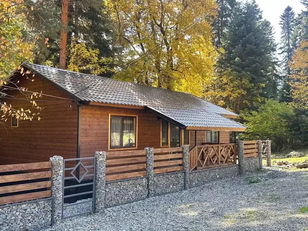 Дом в Карачаево-Черкесия, Зеленчукский район, с. Архыз ул. Банковская, ... - Фото 1