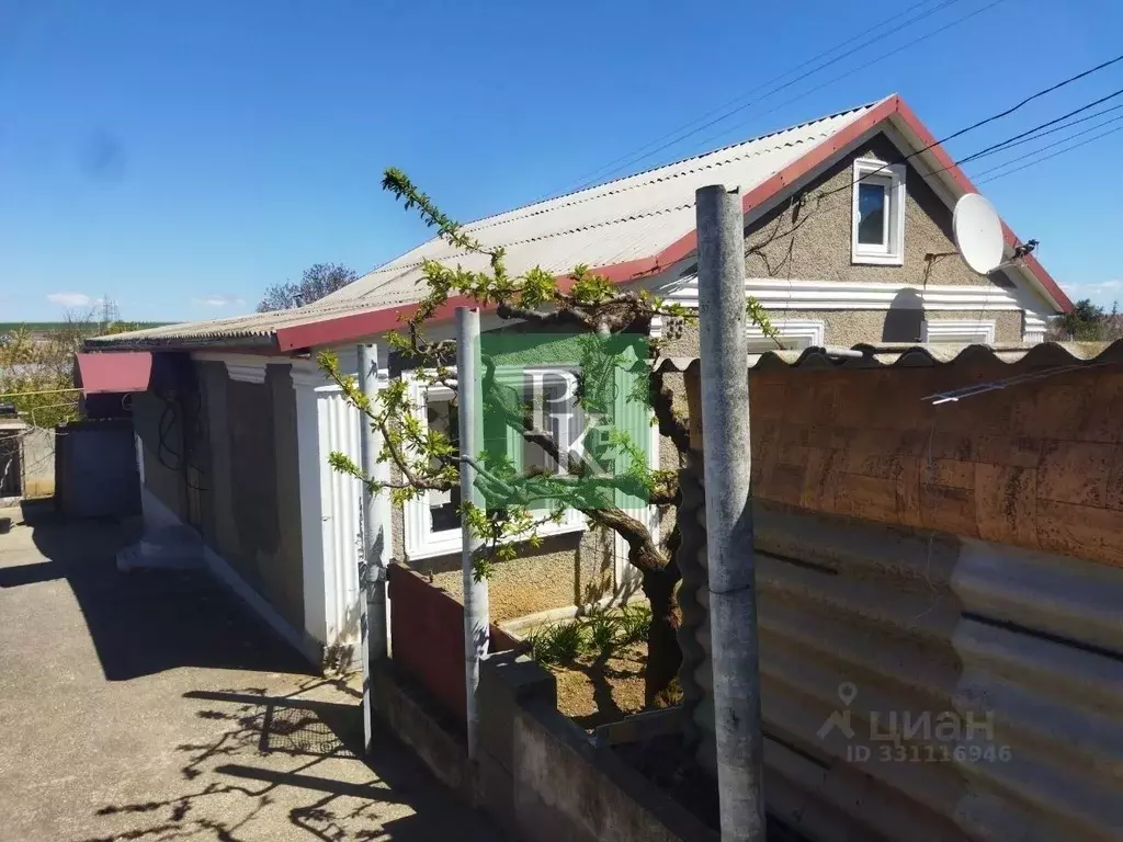 Дом в Крым, Бахчисарайский район, с. Угловое ул. Комарова, 33 (120 м) - Фото 1