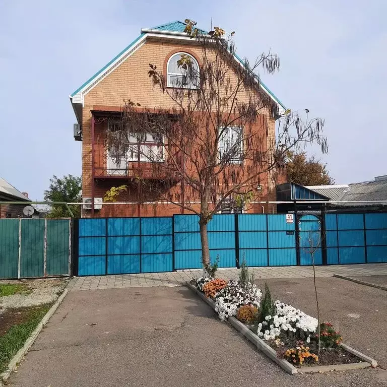 Дом в Краснодарский край, Приморско-Ахтарск ул. Горшковой, 41 (100 м) - Фото 1