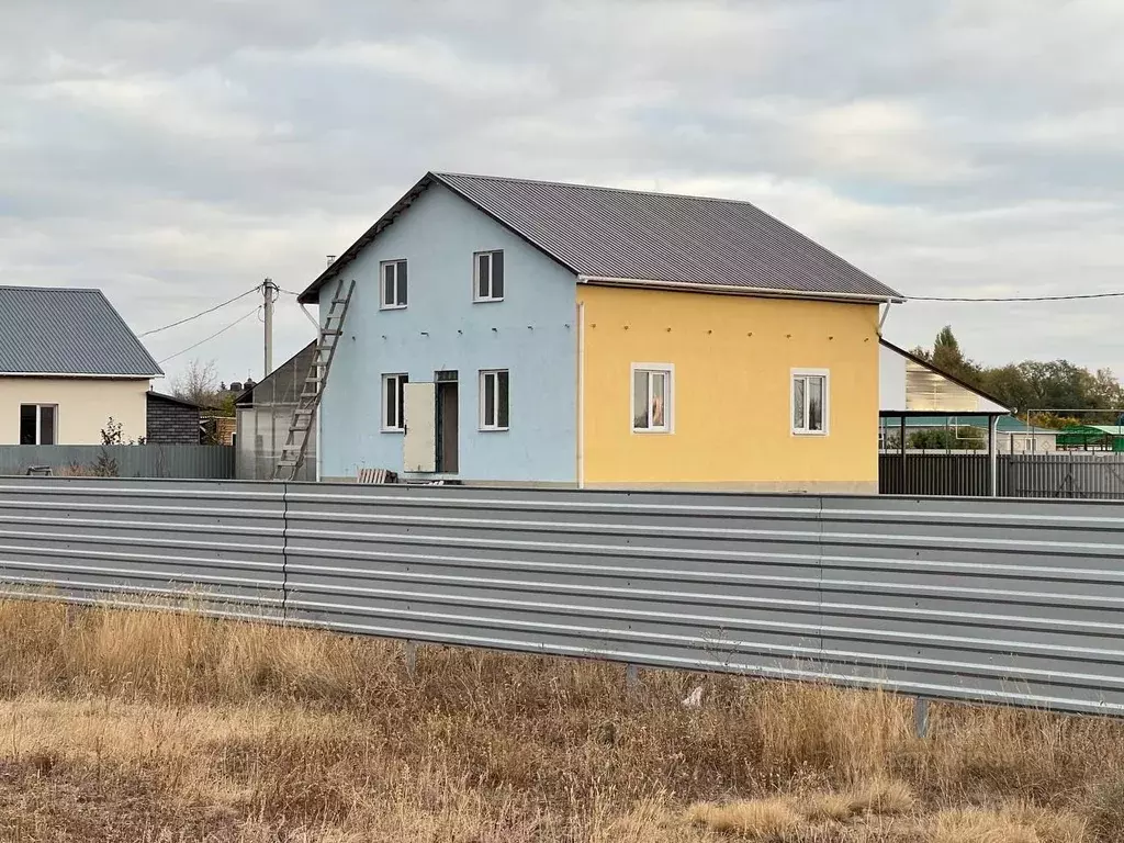 Дом в Саратовская область, Энгельсский район, Красноярское ... - Фото 0