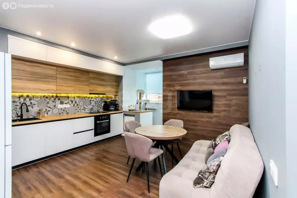 2-комнатная квартира: Тюмень, улица Тимофея Чаркова, 81 (59 м) - Фото 1