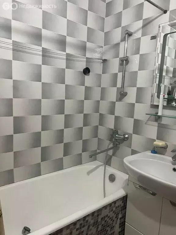 3-комнатная квартира: Адлер, улица Ульянова, 53 (72 м) - Фото 1