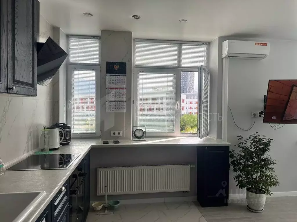 2-к кв. Тюменская область, Тюмень ул. Тимофея Чаркова, 83 (72.0 м) - Фото 1