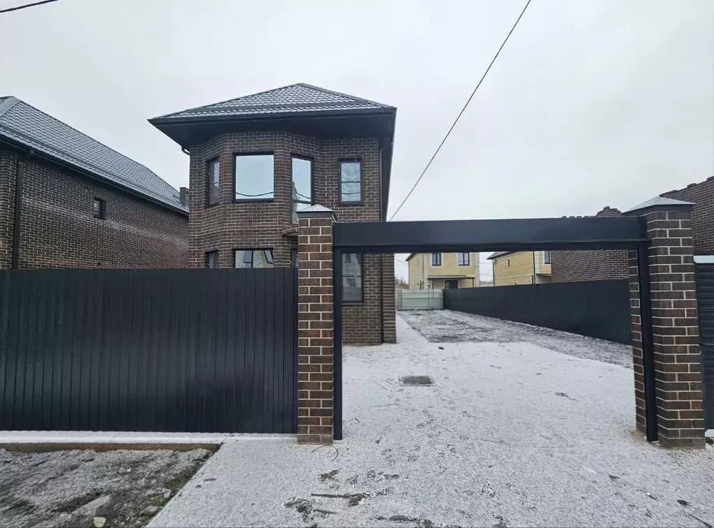 Дом в Краснодарский край, Краснодар ул. Имени В.М. Комарова (130 м) - Фото 1