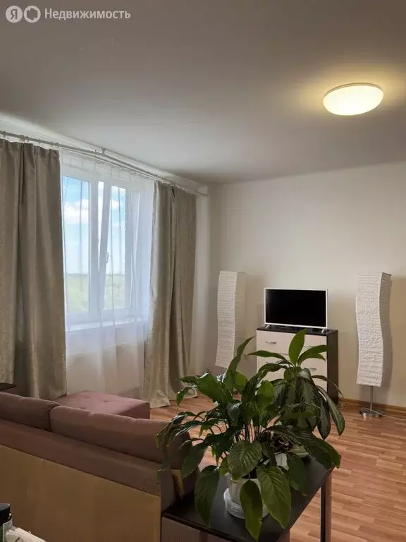 2-комнатная квартира: Екатеринбург, улица М.Н. Михеева, 2 (67 м) - Фото 1