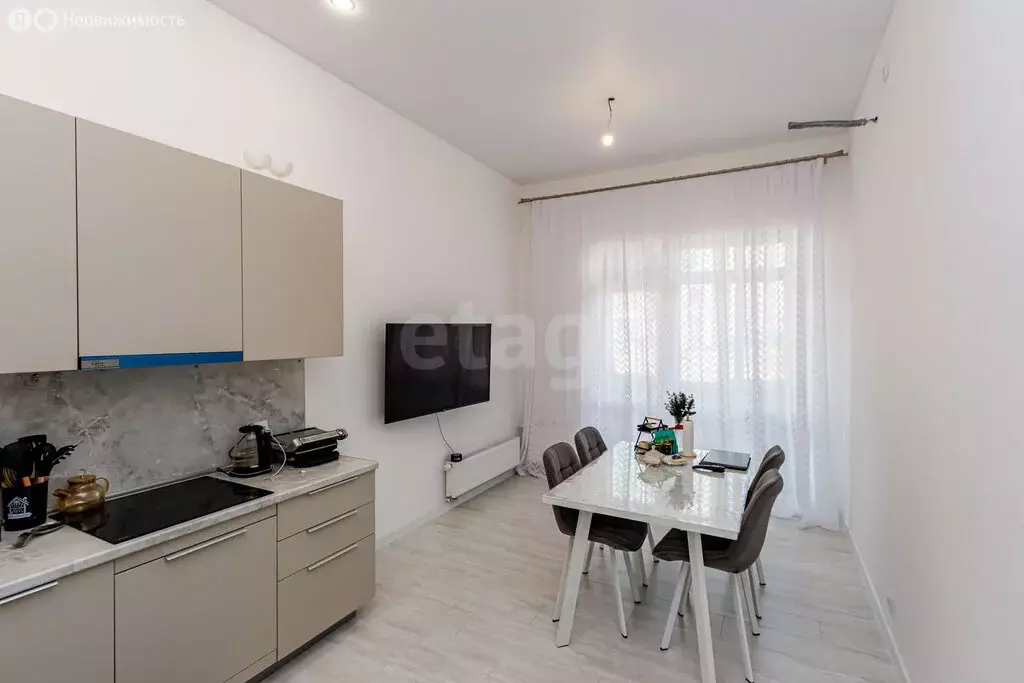 2-комнатная квартира: Тюмень, улица Василия Малкова, 9 (57.3 м) - Фото 1