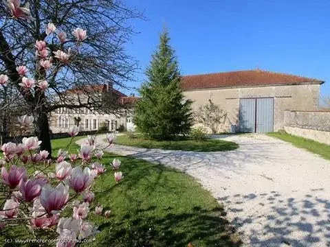 Restored Manor house with gite and outbuildings in 7 hectares - Фото 1