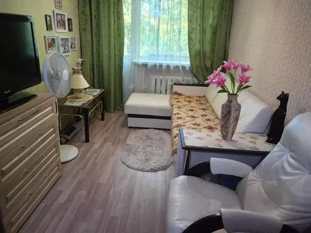 Продается комната в 5-комнатной квартире - Фото 1