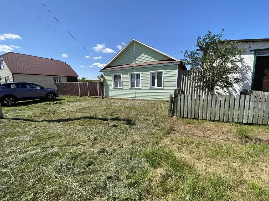 Дом в Оренбургская область, с. Октябрьское ул. Дедовская, 120 (54 м) - Фото 1