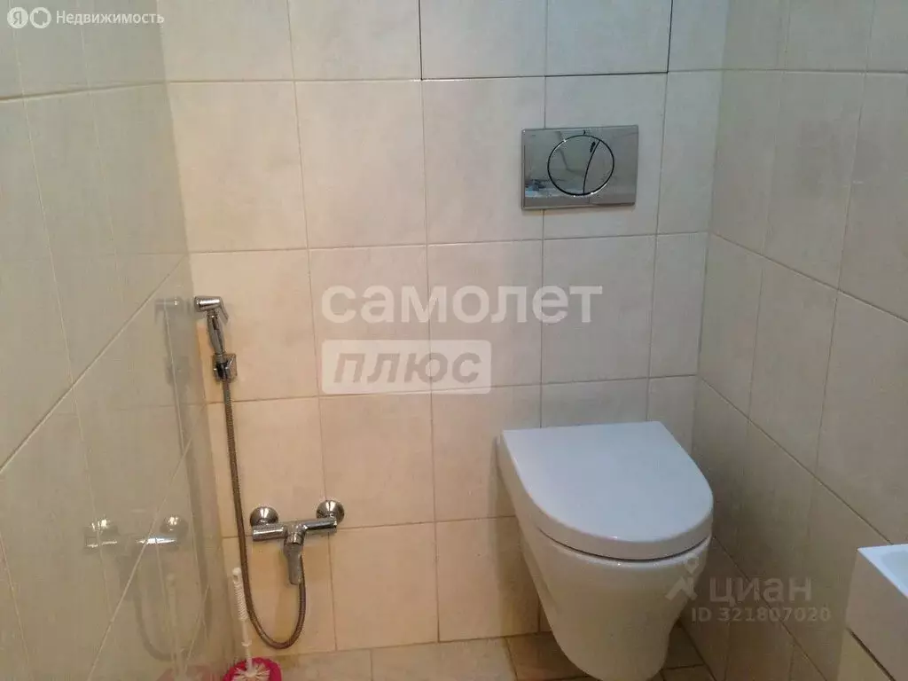 3-комнатная квартира: посёлок городского типа Октябрьский, улица ... - Фото 2