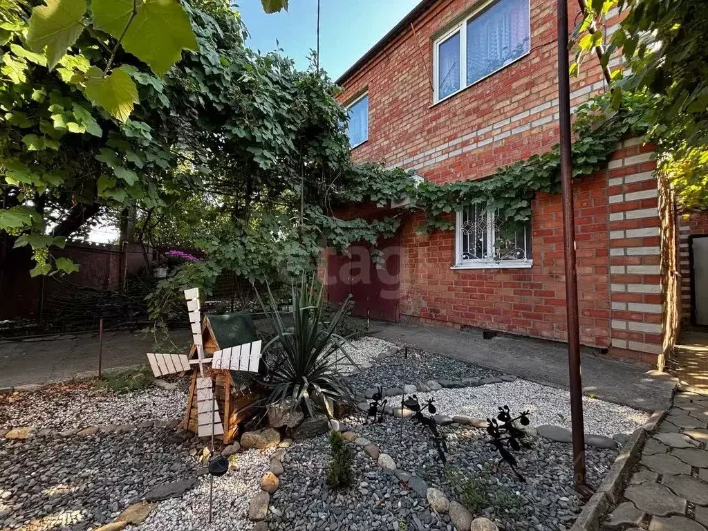 Дом в Краснодарский край, Ейск Амурская ул. (260 м) - Фото 1