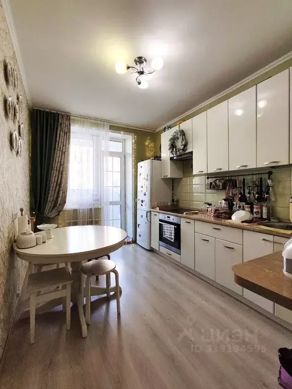 3-к кв. Омская область, Омск Светловская ул., 2 (70.5 м) - Фото 1