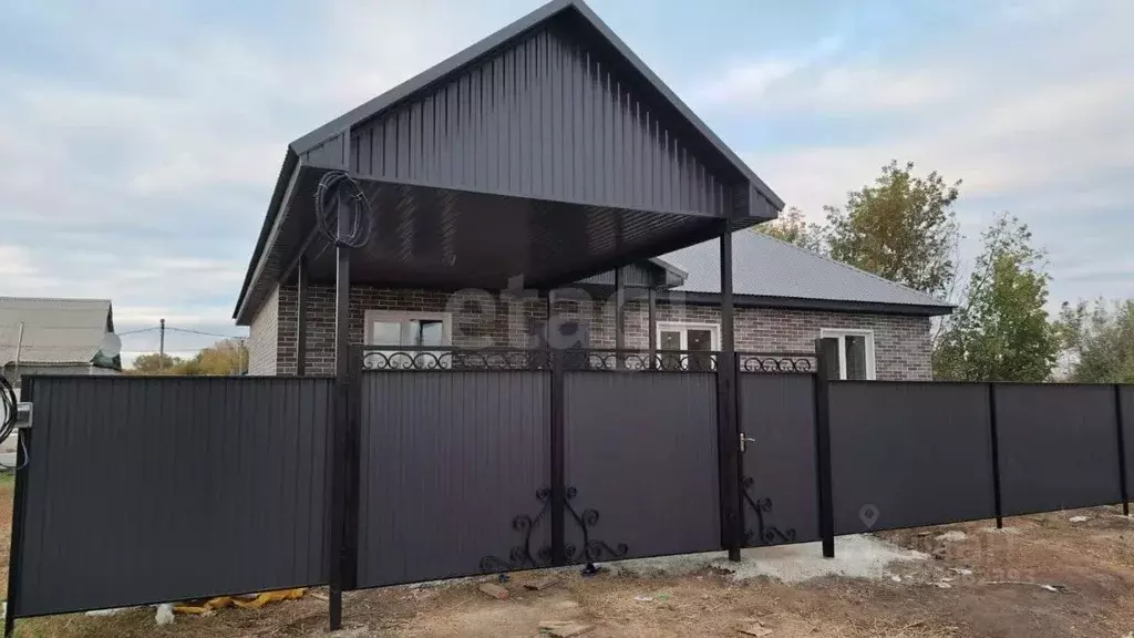 Дом в Оренбургская область, Саракташский район, с. Черкассы Лесная ... - Фото 1