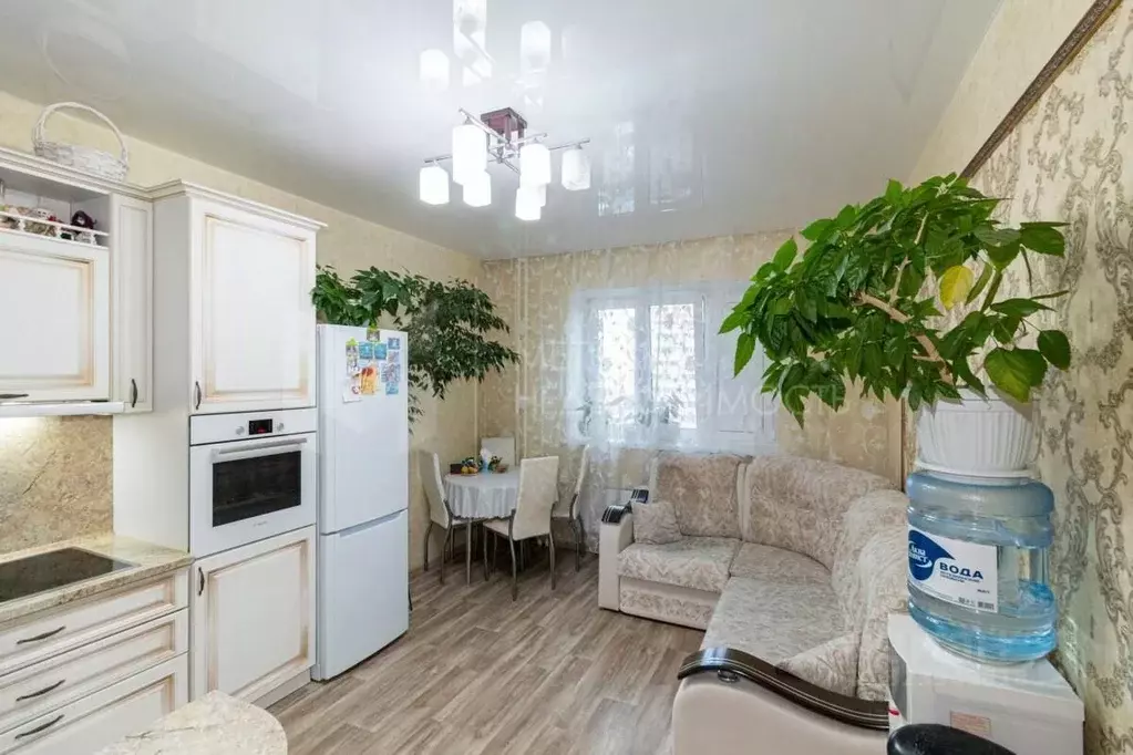 2-к кв. Тюменская область, Тюмень ул. Верхнетарманская, 1 (54.9 м) - Фото 1