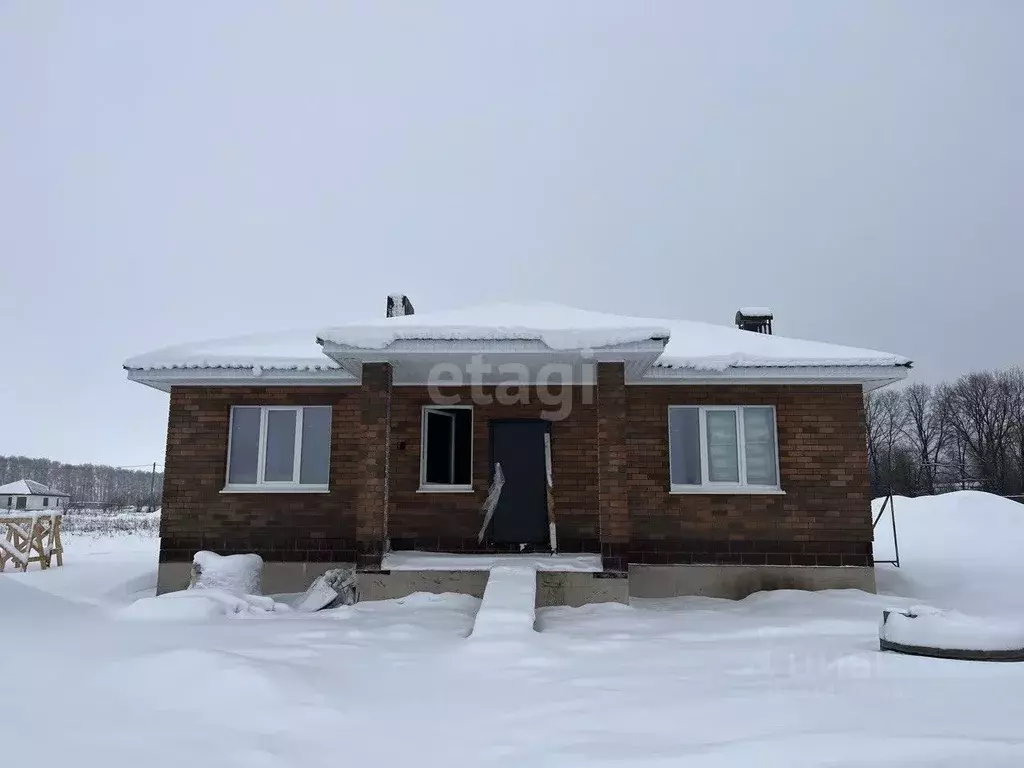 Дом в Башкортостан, Иглинский район, Акбердинский сельсовет, с. ... - Фото 1