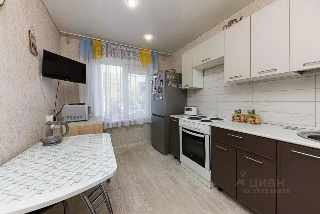 3-к кв. Челябинская область, Челябинск ул. Чичерина, 33А (64.6 м) - Фото 0