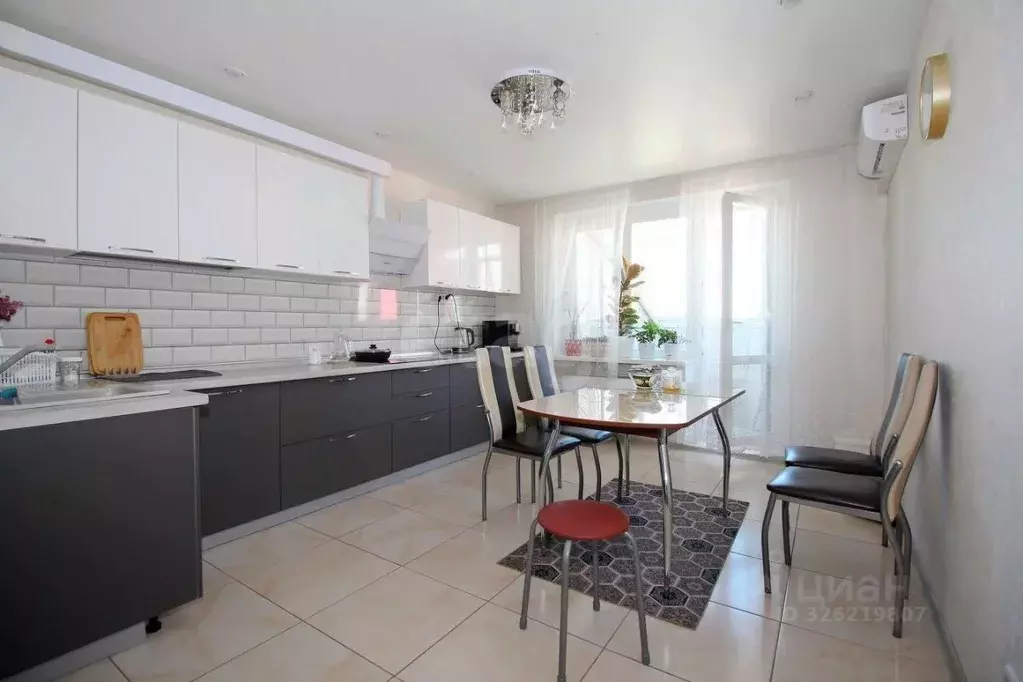 3-к кв. Тюменская область, Тюмень ул. Федюнинского, 62к2 (92.5 м) - Фото 1