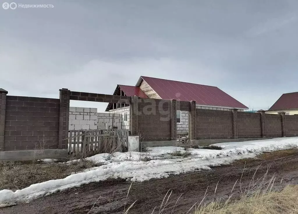 Дом в посёлок Сосновый Бор, Центральная улица (120 м) - Фото 1