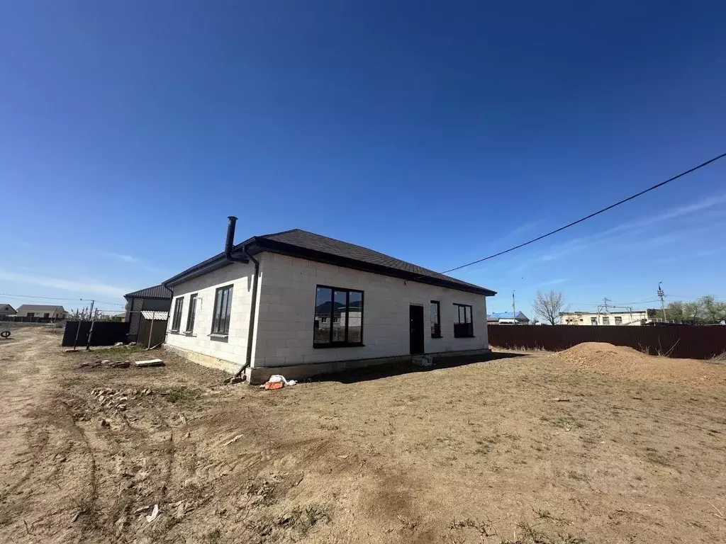 Дом в Астраханская область, пос. Володарский ул. Дорожная, 2 (156 м) - Фото 1