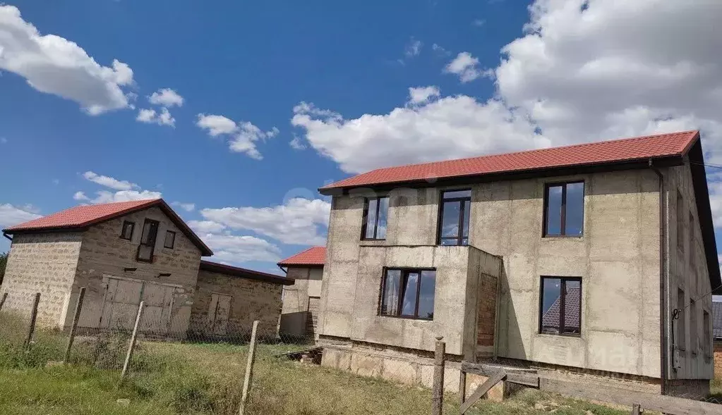 Дом в Крым, Красногвардейский район, с. Амурское ул. Дружбы (299 м) - Фото 1