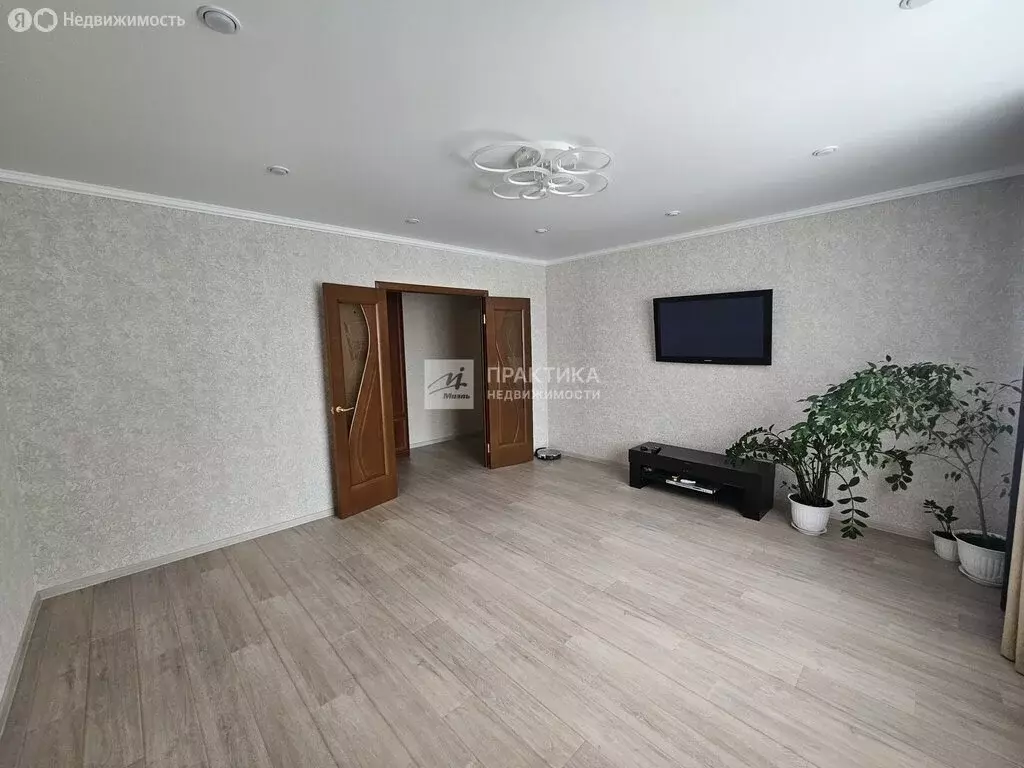 3-комнатная квартира: Нижнекамск, Студенческая улица, 10 (66 м) - Фото 1