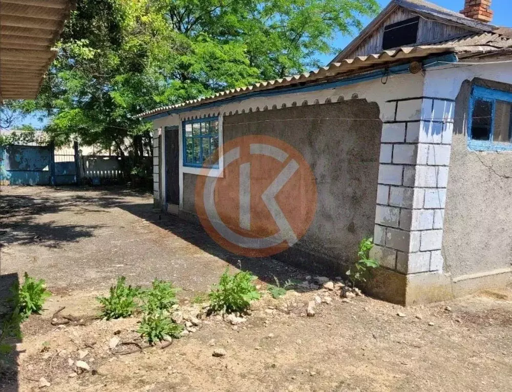 Дом в Крым, Сакский район, Охотниковское с/пос, с. Рунное ул. ... - Фото 1