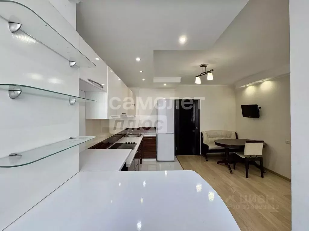 2-к кв. Пензенская область, Пенза ул. Суворова, 159 (69.5 м) - Фото 1