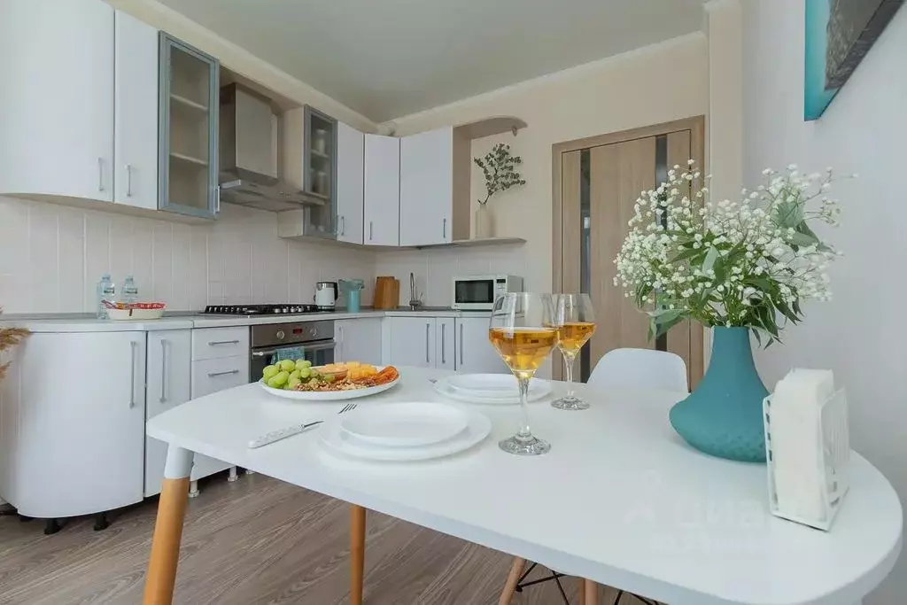 2-к кв. Омская область, Омск просп. Комарова, 17к2 (68.0 м) - Фото 1