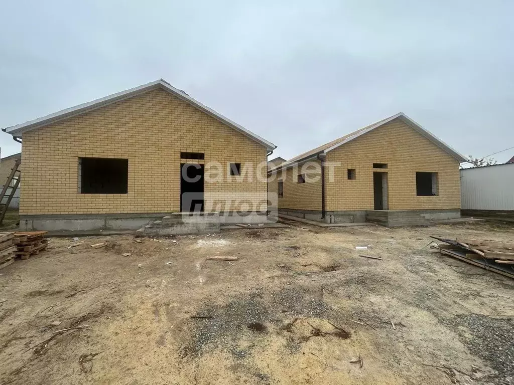 Дом в Калмыкия, Элиста Красноярская ул. (100 м) - Фото 1