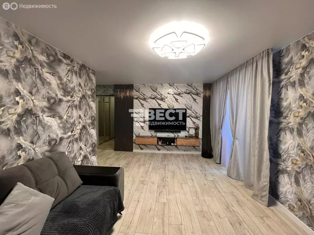 4-комнатная квартира: Ленинск-Кузнецкий, улица Розы Люксембург, 47 ... - Фото 1