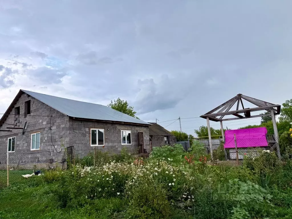 Дом в Оренбургская область, Сакмарский район, с. Украинка Пролетарская ... - Фото 1