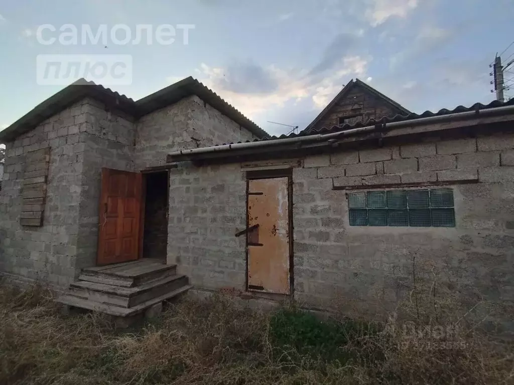 Дом в Астраханская область, Астрахань Коломенская ул., 67 (100 м) - Фото 1