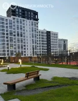 2-комнатная квартира: Тюмень, улица Братьев Бондаревых, 5 (63.5 м) - Фото 1