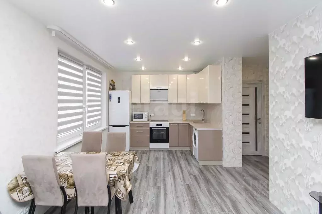 3-к кв. Тюменская область, Тюмень ул. Анатолия Клиндюка, 6 (76.1 м) - Фото 1