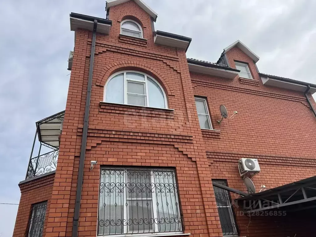 Дом в Астраханская область, Астрахань ул. 4-я Тихвинская, 1 (400 м) - Фото 1