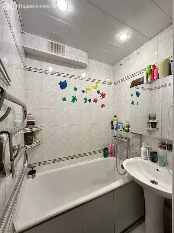 3-комнатная квартира: Казань, улица Аделя Кутуя, 16 (60 м) - Фото 0