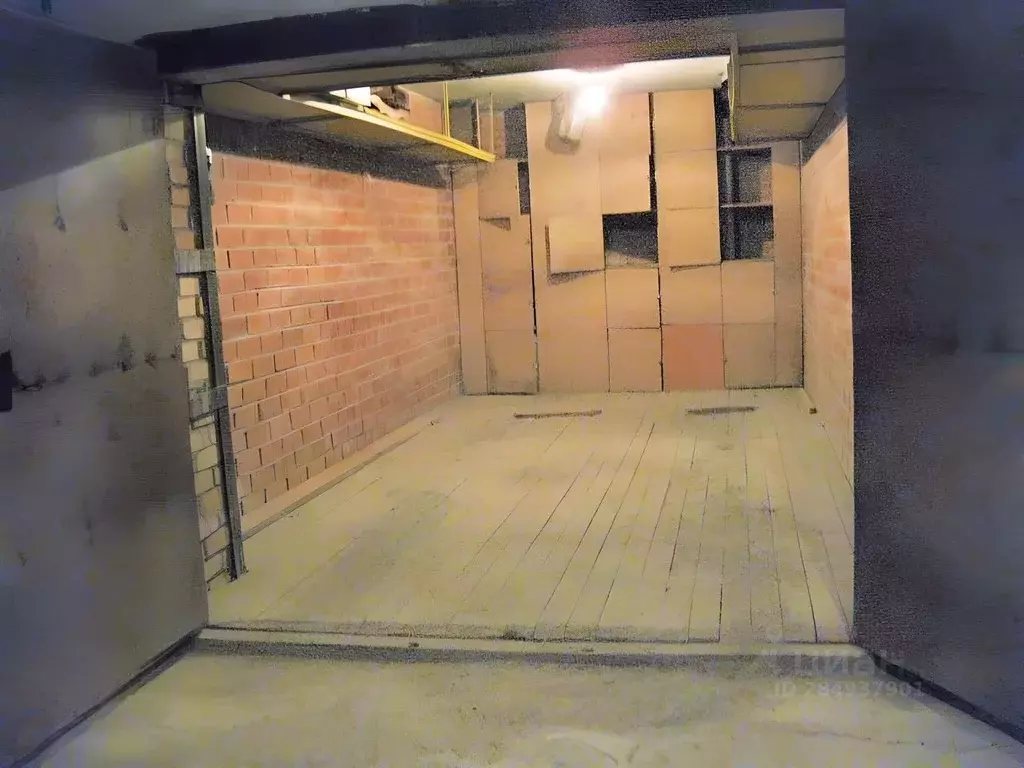 Гараж в Свердловская область, Екатеринбург ул. Челюскинцев, 126 (18 м) - Фото 1